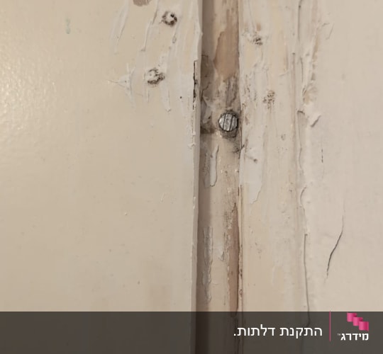 תמונה של דלת עם תיקון או נזק במסגרת